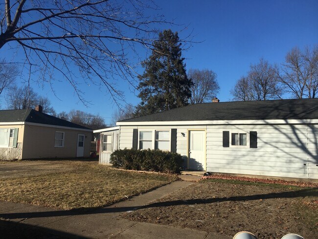 Building Photo - 706/708 E Division St.