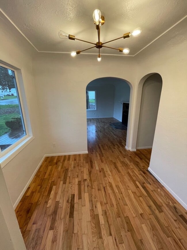 Building Photo - AVAILABLE NOW!!! Spacious 2bd/1ba House w/...