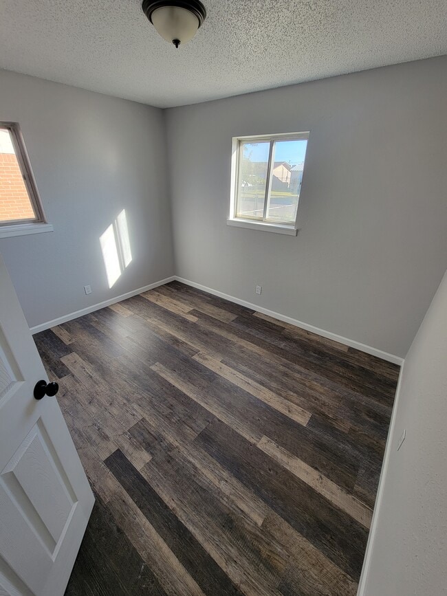 Building Photo - 307 Robins Dr