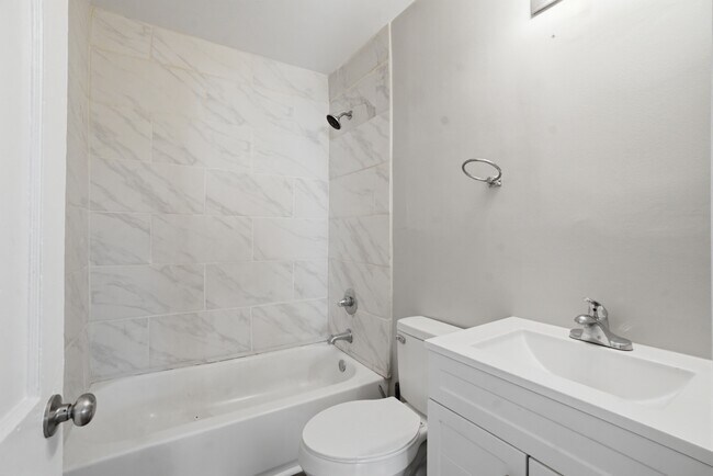 Building Photo - 1008 S 45th St