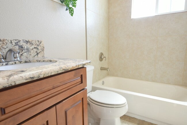 Building Photo - Beautiful and Modern 3 Bedroom 3.5 Bath Tr...