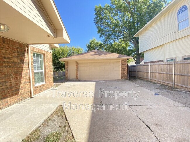 Building Photo - 4150 Briar Hill Dr