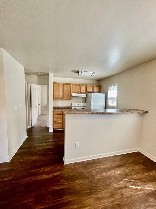 Building Photo - 1 Bedroom 1 Bath Duplex Cute and charming area in the heart of Huntersville... perfect for single...