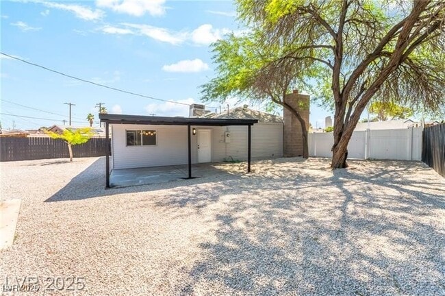 Building Photo - 915 Melrose Dr