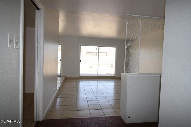 Building Photo - 317 Thunderbird Dr