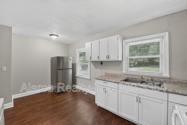Building Photo - 1007 Green Cir Dr