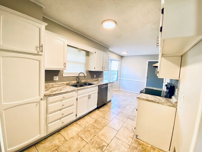 Building Photo - Move-In Ready 3 Bed 2 Bath In Union School...