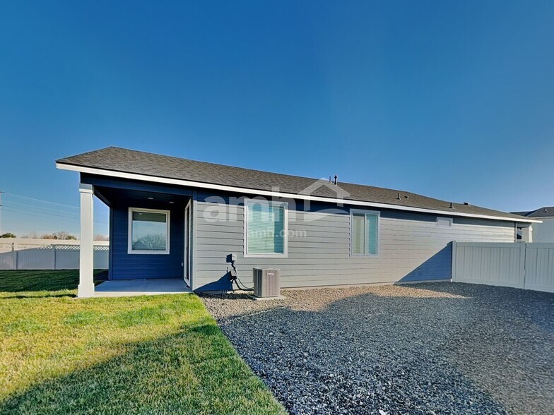 Building Photo - 1565 N Barkvine Ave