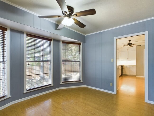Building Photo - Charming 3-Bed Oasis with Fireplace & Hard...