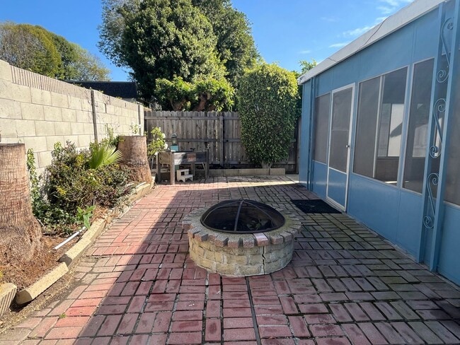 Building Photo - 4 Bedroom, 2 bath home for rent in Huntington Beach