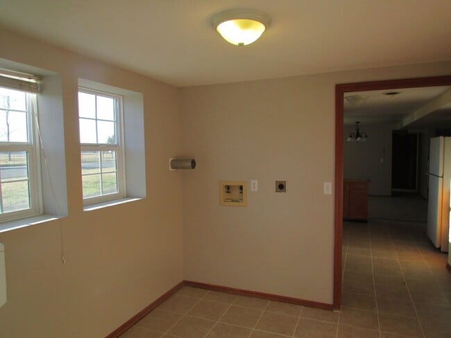 Building Photo - 510 S Circle Dr