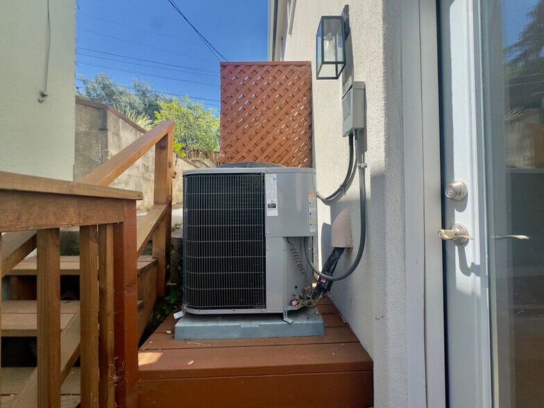 Building Photo - 914 Everett Ave