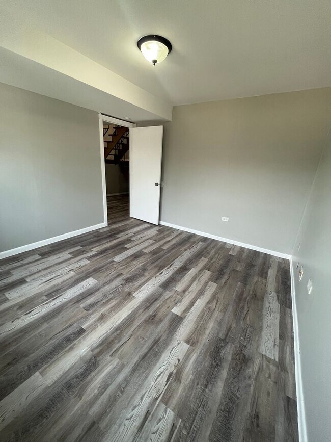 Building Photo - 4 Bedroom House Now Available in Tinley Pa...