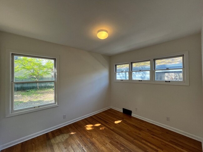 Building Photo - Wonderful 2 Bd 1 Ba home in Woodstock! Covered driveway, Large yard and Shop/Shed !!!