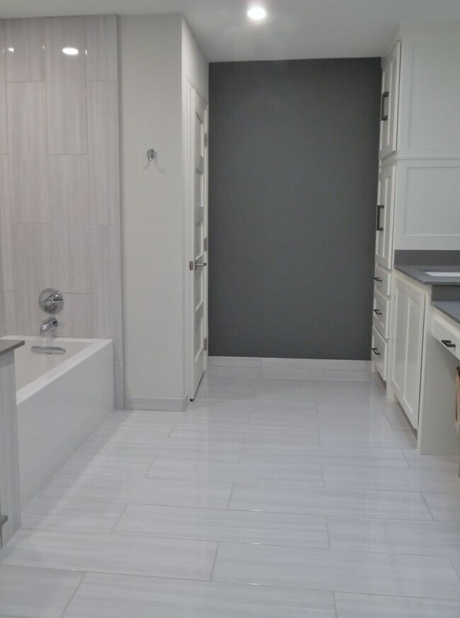 Building Photo - Wonderfully Remodeled Duplex Near River Cr...