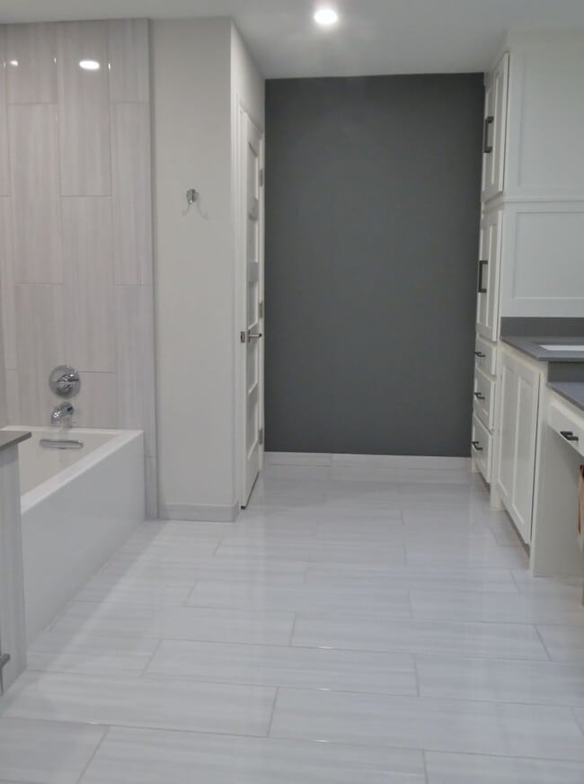 Building Photo - Wonderfully Remodeled Duplex Near River Crest Country Club!