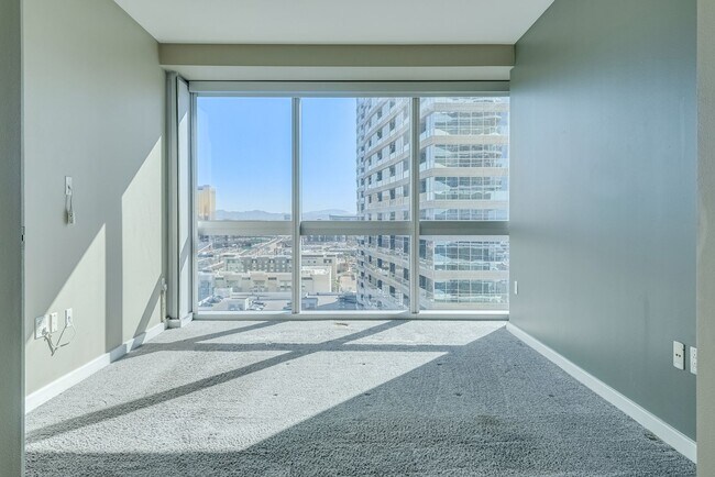 Building Photo - The Martin 1607-City/Strip Views from this...