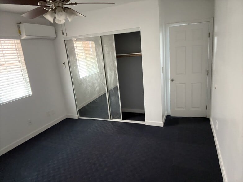 Building Photo - 454 E 63rd St