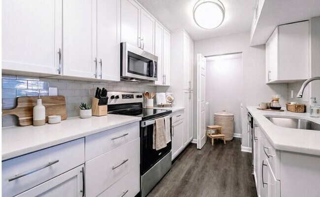 Building Photo - Luxurious 1-Bedroom Apartment in Atlanta’s Upper Westside | In-Home Washer & Dryer