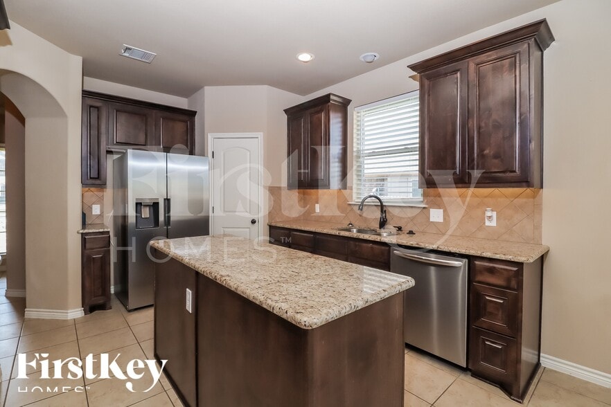 Building Photo - 1005 Destrehan Dr