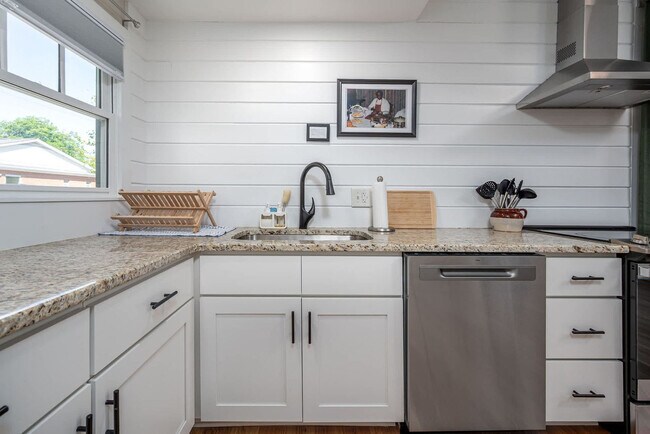 Building Photo - 500 W Rosemary St