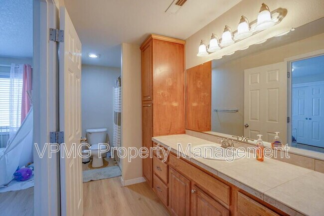 Building Photo - 5906 NE 56th St