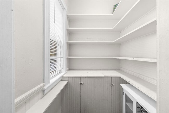 Building Photo - 27 Brinsley St