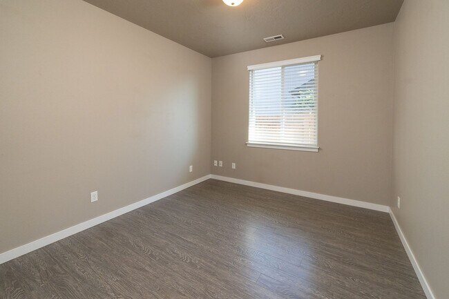 Building Photo - Spacious single level Orchard floorplan with 4th bedroom/den option home featuring SOLAR - Great ...