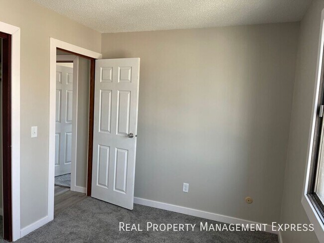 Building Photo - 2 Bedroom Apartment on the West Side