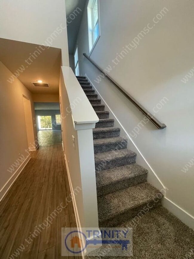 Building Photo - Beautiful and spacious! Ready for move in!