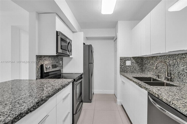 Building Photo - 220 Lakeview Dr