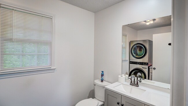 Building Photo - 2 Bdrm / 1.5 Bath Townhouse in Johnson Cit...
