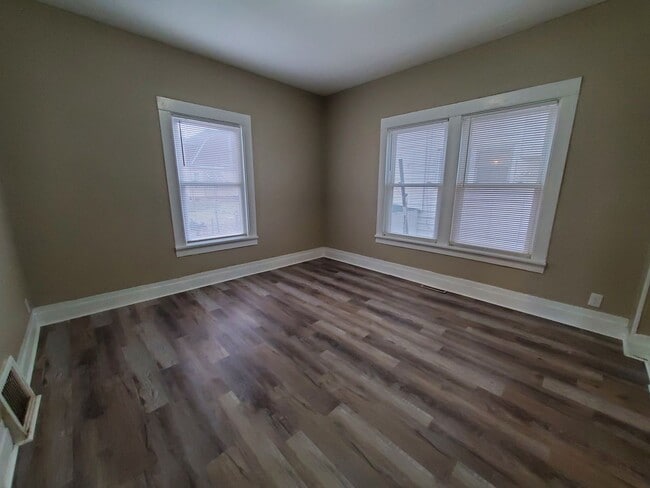 Building Photo - COMING SOON!! 506 Denver- large 3 bed house! **PETS OK**