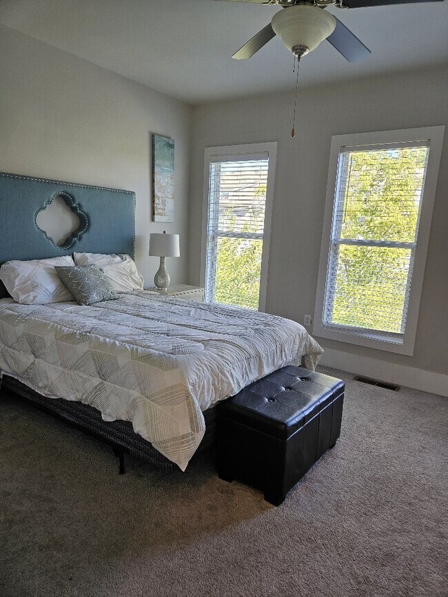 Building Photo - Furnished, short-term lease available now ...