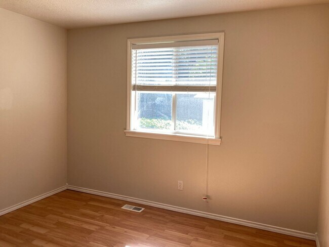 Building Photo - 928 N Middlemist Pl - Awesome Backyard, Go...