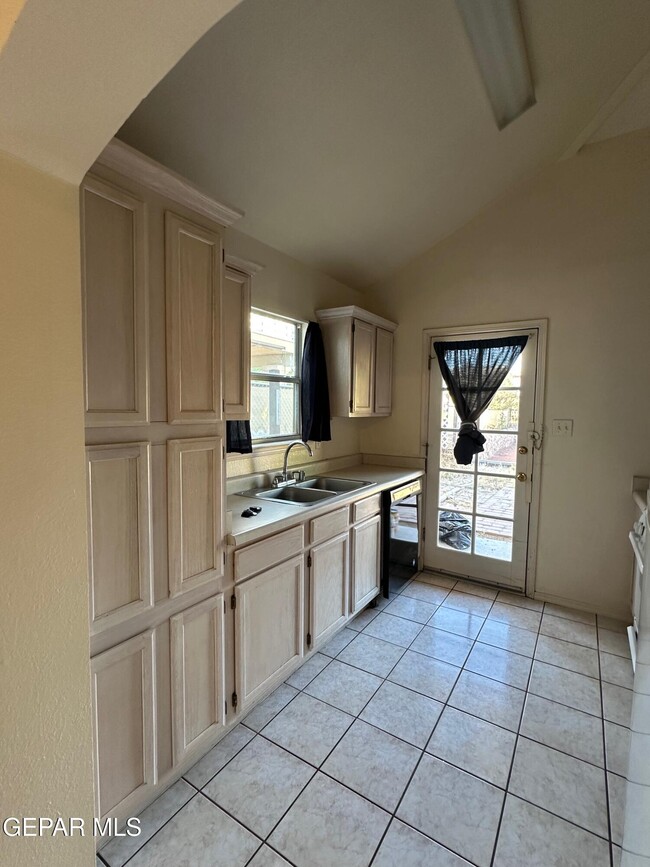 Building Photo - 380 Jardin Bello Ave