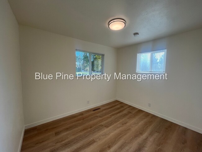 Building Photo - 810 Bergeson Dr