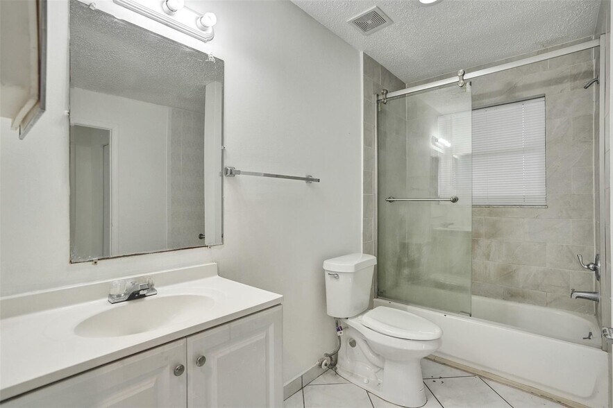 Building Photo - 1142 NW 43rd Ter