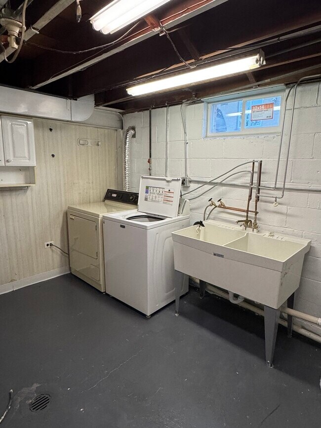 Building Photo - 896 Webster Ln