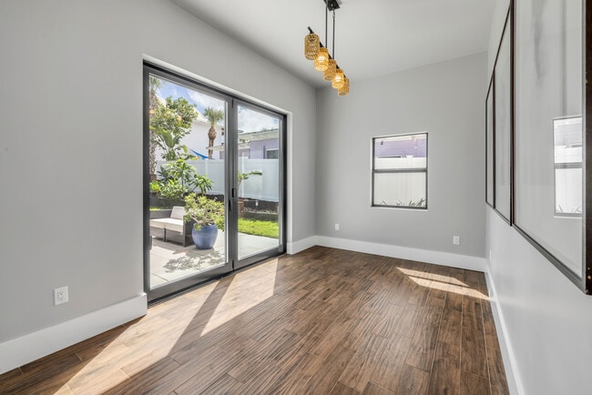 Building Photo - 1707 N Peninsula Ave