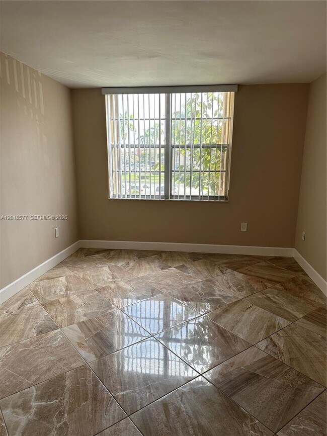 Building Photo - 9350 Fontainebleau Blvd