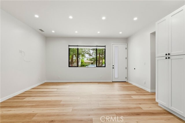 Building Photo - 10913 White Oak Ave