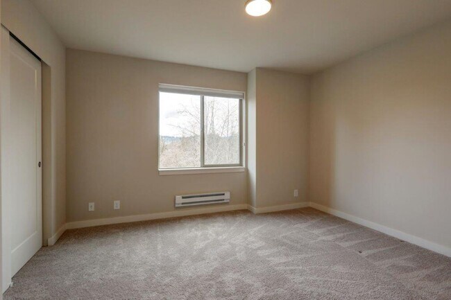 Building Photo - Immaculate and Spacious 2 Bedroom/1.75 Issaquah Townhome!