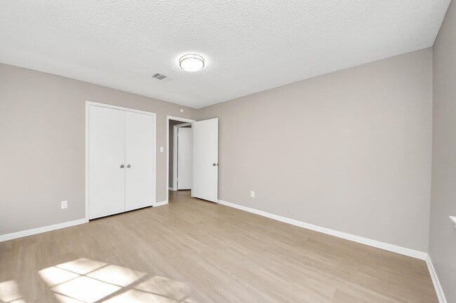 Building Photo - 6222 Vickijohn Dr