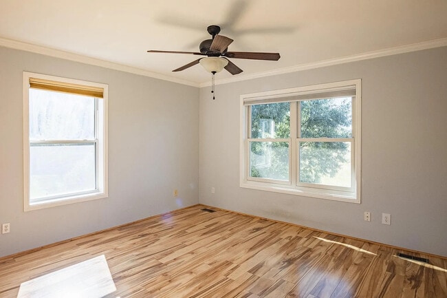Building Photo - 2100 Oakcrest Cir