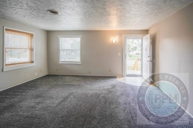 Building Photo - 3 Bedroom / 1.5 Bath Townhome in Gretna!!