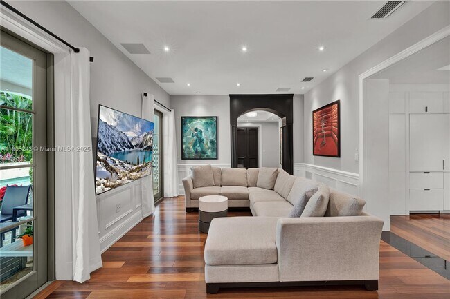 Building Photo - 932 Escobar Ave