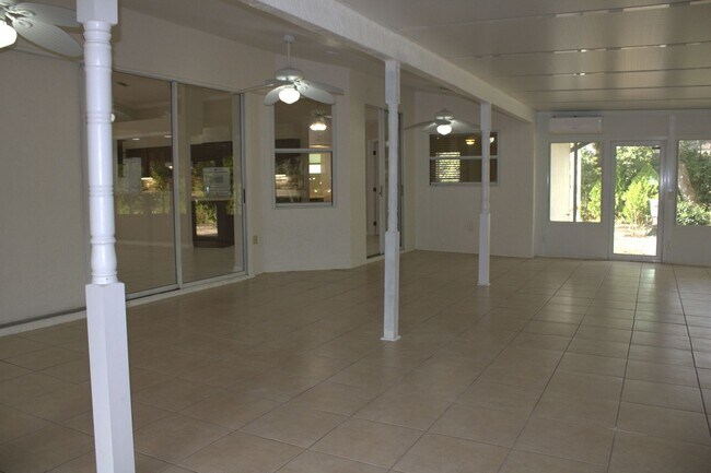 Building Photo - 3/2/3 Spring Hill Home