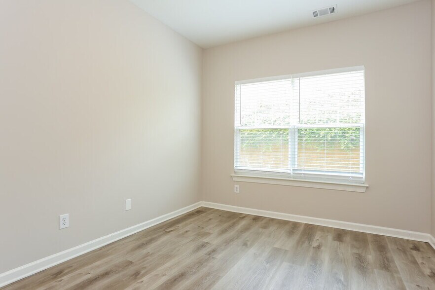 Building Photo - 7756 Parkside Dr