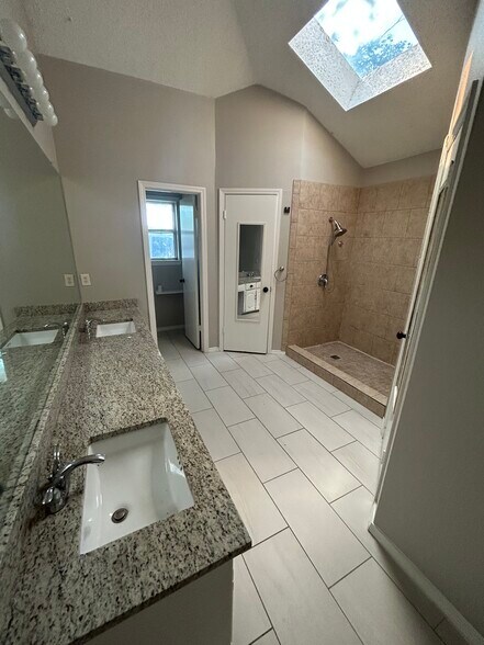Building Photo - 1007 Almond Ct